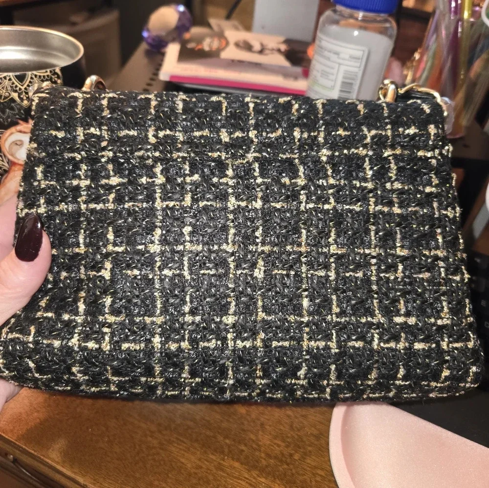 NWT Badgley Mischka Black and gold textured messenger bag - Picture 3 of 8